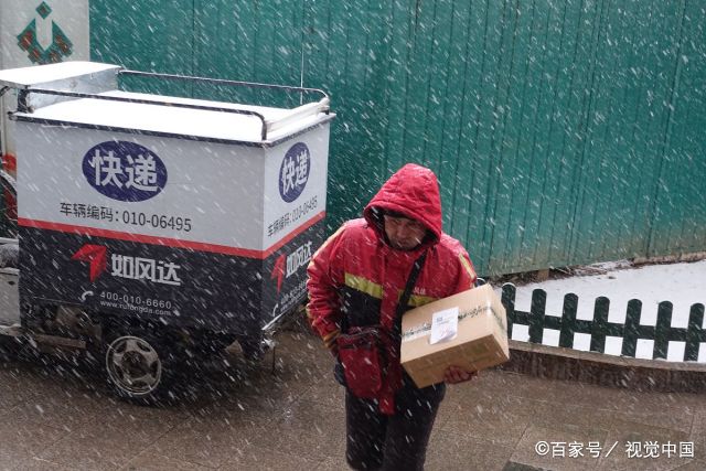 实拍外卖快递员心酸瞬间,齐腰深水前行,累的在包裹堆睡着